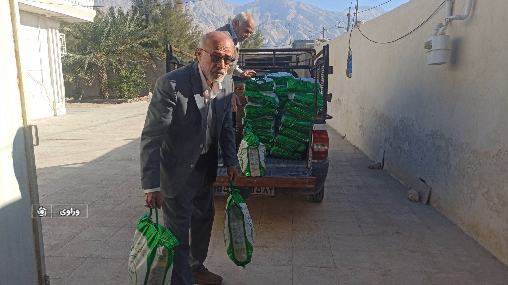 اهدای ۵۰۰ بسته معیشتی بین نیازمندان شهر وراوی